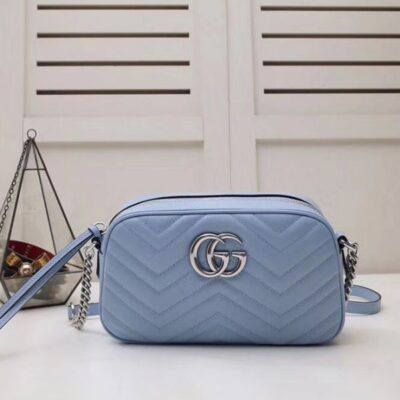 حقيبة كروس نسائية غوتشي GG Marmont Chevron شعار Signature Fashion صغيرة من الجلد باللون الأزرق الفاتح والفضي مبطنة بسلسلة