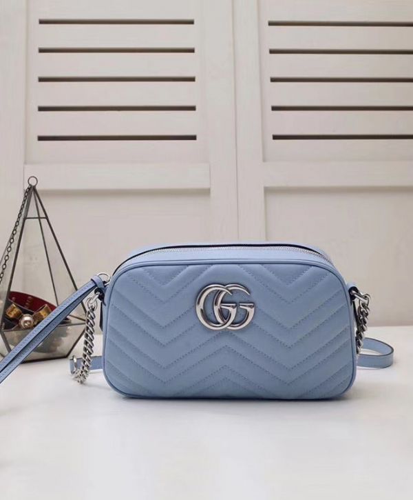 حقيبة كروس نسائية غوتشي GG Marmont Chevron شعار Signature Fashion صغيرة من الجلد باللون الأزرق الفاتح والفضي مبطنة بسلسلة