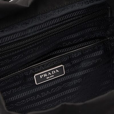 حقيبة ظهر برادا Re-Nylon صغيرة باللون الأسود