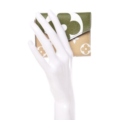 محفظة لويس فويتون Giant Zoe Khaki بنقشة مونوغرام