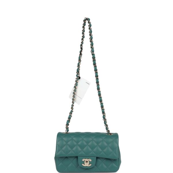 حقيبة صغيرة Chanel Rectangular بغطاء أخضر جلد خروف فاتح إكسسوارات معدنية ذهبية