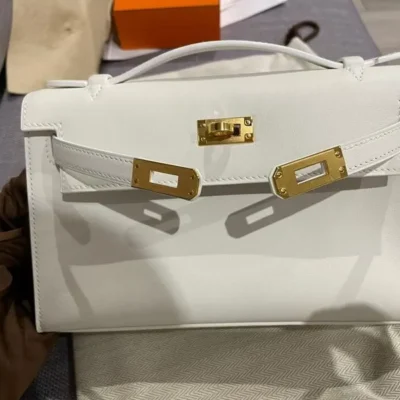 حقيبة هيرميس Kelly Pochette من جلد سويفت باللون الأبيض مع إكسسوارات معدنية ذهبية