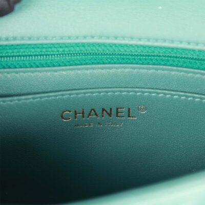 حقيبة صغيرة Chanel Rectangular بغطاء أخضر جلد خروف فاتح إكسسوارات معدنية ذهبية