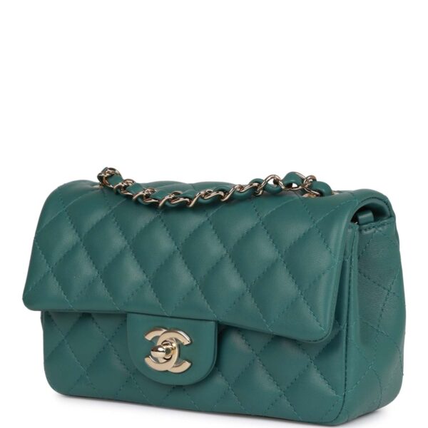 حقيبة صغيرة Chanel Rectangular بغطاء أخضر جلد خروف فاتح إكسسوارات معدنية ذهبية