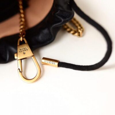 古驰 GG Marmont Wave Design Drawstring Closure 黄铜 Matelassel 搭扣 575163 黑色皮革链条肩带迷你女士包
