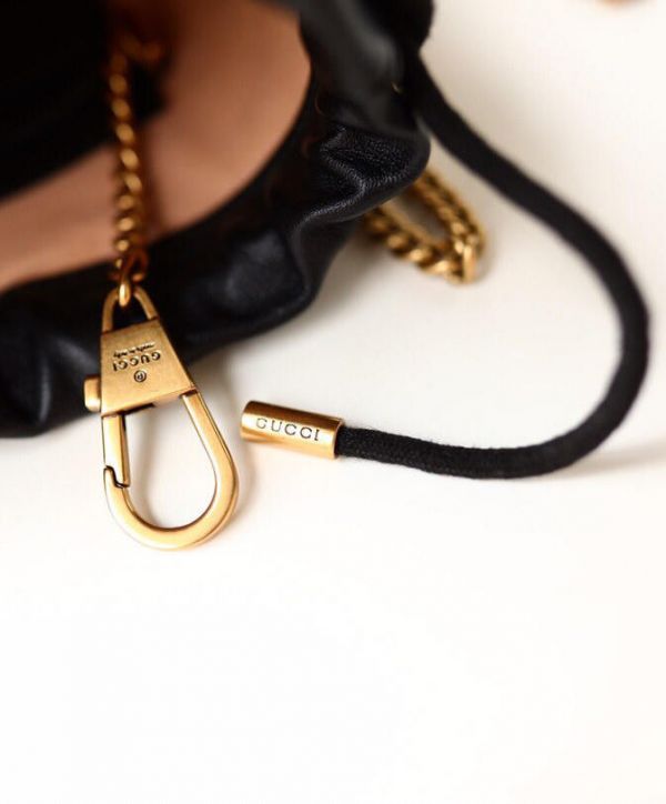 古驰 GG Marmont Wave Design Drawstring Closure 黄铜 Matelassel 搭扣 575163 黑色皮革链条肩带迷你女士包