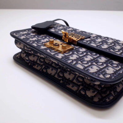 6f810a3eb4a2c0c6022c7440cd8ca552 حقيبة Dior Dioraddict بغطاء بلون أزرق Oblique كانفاس