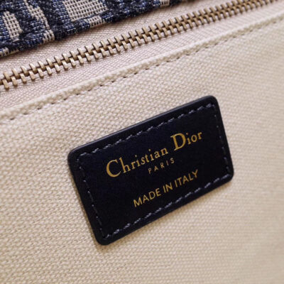 7594629358846c37ff66c4fd3d8a9d38 حقيبة Dior Dioraddict بغطاء بلون أزرق Oblique كانفاس