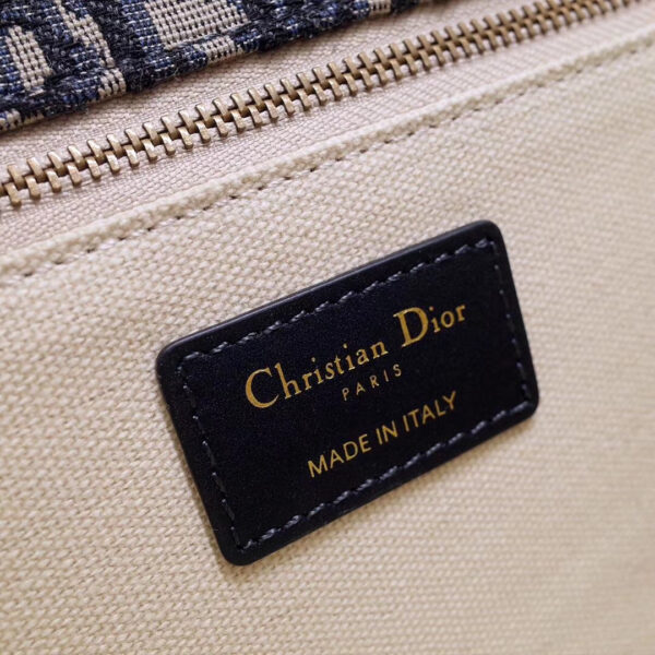 7594629358846c37ff66c4fd3d8a9d38 حقيبة Dior Dioraddict بغطاء بلون أزرق Oblique كانفاس