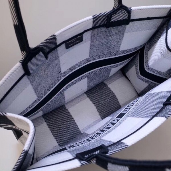 76066d26f9f42d1751a5d0804dfea69d حقيبة حمل Dior Book Checkered كانفاس