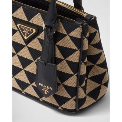 برادا شعار Handbags
