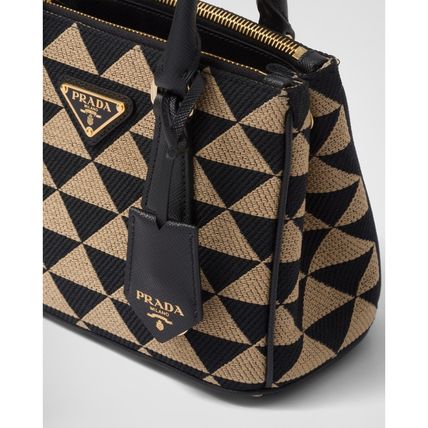 برادا شعار Handbags