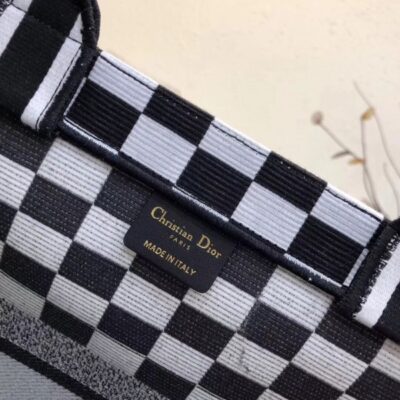 8478dc649432defd6de9bcbb6c02685a حقيبة حمل Dior Book Checkered كانفاس