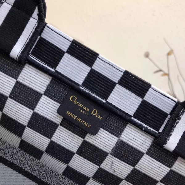 8478dc649432defd6de9bcbb6c02685a حقيبة حمل Dior Book Checkered كانفاس