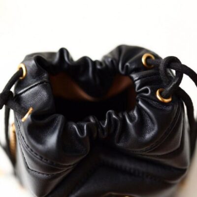 古驰 GG Marmont Wave Design Drawstring Closure 黄铜 Matelassel 搭扣 575163 黑色皮革链条肩带迷你女士包
