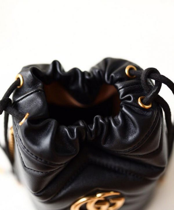 古驰 GG Marmont Wave Design Drawstring Closure 黄铜 Matelassel 搭扣 575163 黑色皮革链条肩带迷你女士包