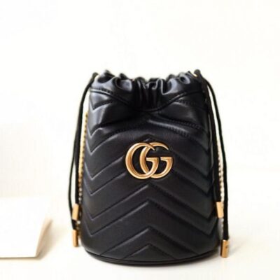 古驰 GG Marmont Wave Design Drawstring Closure 黄铜 Matelassel 搭扣 575163 黑色皮革链条肩带迷你女士包