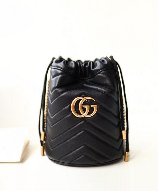 古驰 GG Marmont Wave Design Drawstring Closure 黄铜 Matelassel 搭扣 575163 黑色皮革链条肩带迷你女士包