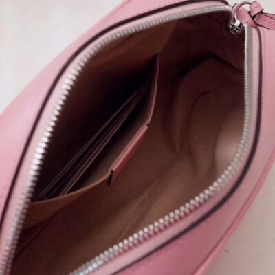 حقيبة كروس نسائية غوتشي GG Marmont شعار Signature سحّاب إغلاق Chevron Design Fashion صغيرة من الجلد باللون الأحمر والفضي مبطنة