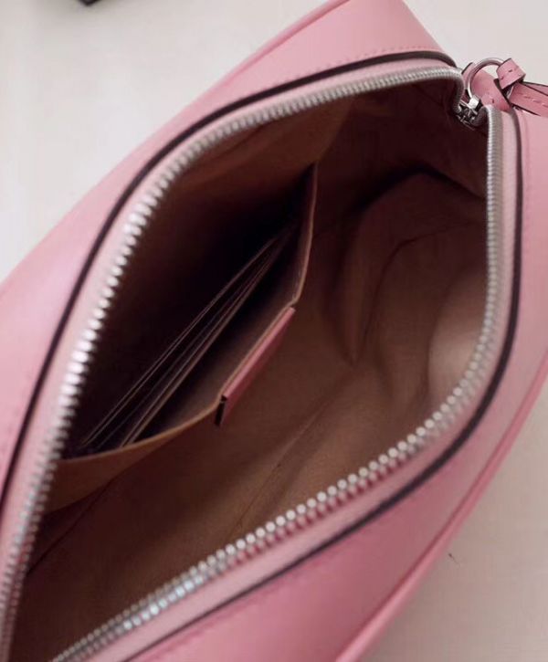 حقيبة كروس نسائية غوتشي GG Marmont شعار Signature سحّاب إغلاق Chevron Design Fashion صغيرة من الجلد باللون الأحمر والفضي مبطنة
