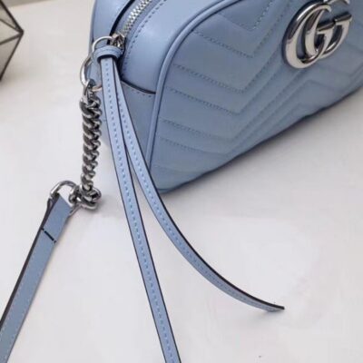 حقيبة كروس نسائية غوتشي GG Marmont Chevron شعار Signature Fashion صغيرة من الجلد باللون الأزرق الفاتح والفضي مبطنة بسلسلة