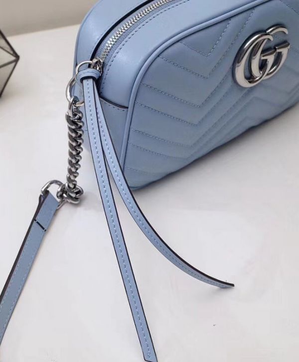 حقيبة كروس نسائية غوتشي GG Marmont Chevron شعار Signature Fashion صغيرة من الجلد باللون الأزرق الفاتح والفضي مبطنة بسلسلة