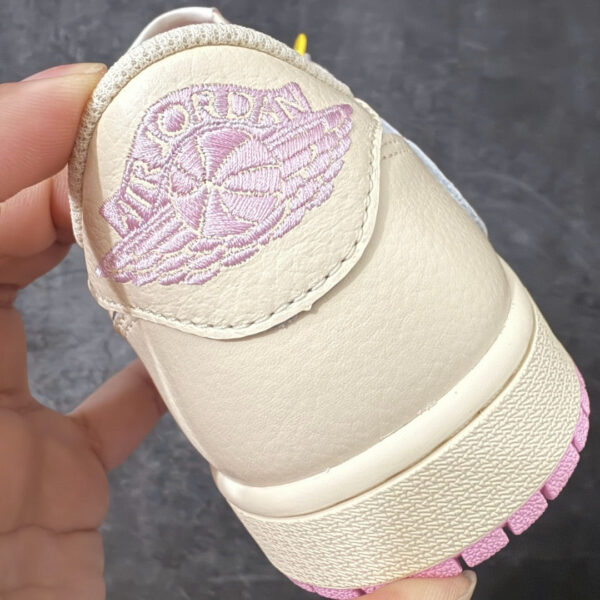 IMG_2275 Jordan 1 Low Travis Scott Shy Pink IQ7604-100