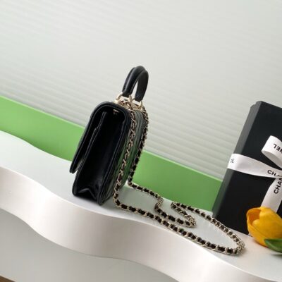 CC FLAP BAG 19 IN BLACK CALFSKIN GOLD HARDWARE