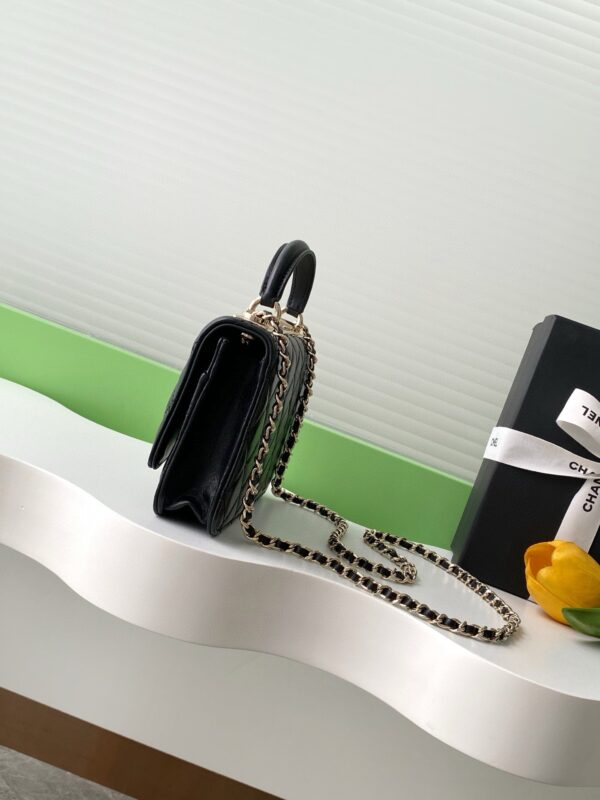 CC FLAP BAG 19 IN BLACK CALFSKIN GOLD HARDWARE