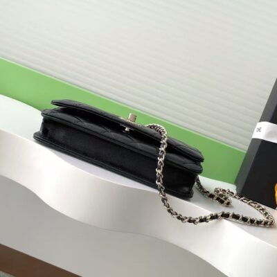 CC FLAP BAG 19 IN BLACK CALFSKIN GOLD HARDWARE