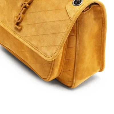 حقيبة متوسطة YSL Niki بسلسلة بلون Suede