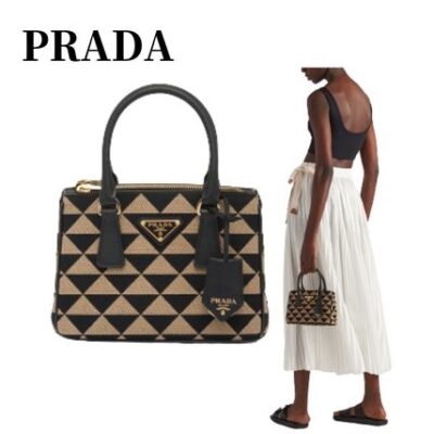 برادا شعار Handbags
