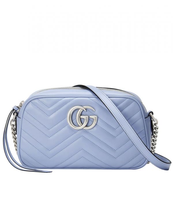 حقيبة كروس نسائية غوتشي GG Marmont Chevron شعار Signature Fashion صغيرة من الجلد باللون الأزرق الفاتح والفضي مبطنة بسلسلة