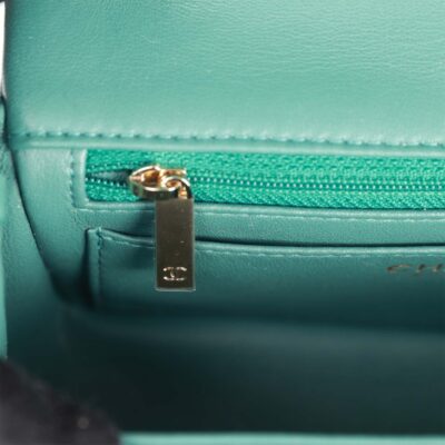 حقيبة صغيرة Chanel Rectangular بغطاء أخضر جلد خروف فاتح إكسسوارات معدنية ذهبية
