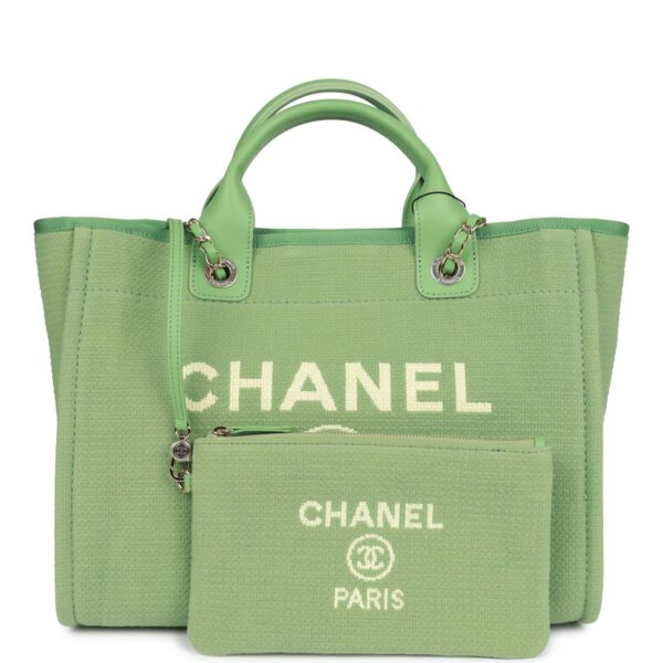 af6e5aa81647e65543dd490e1e542d38 حقيبة شانيل Deauville Shopping Boucle Light صغيرة باللون الأخضر مع إكسسوارات معدنية ذهبية