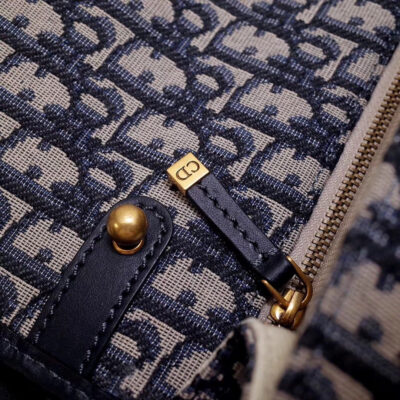 b34e16fe75bd5ea25803ec56ead56fdf حقيبة Dior Dioraddict بغطاء بلون أزرق Oblique كانفاس