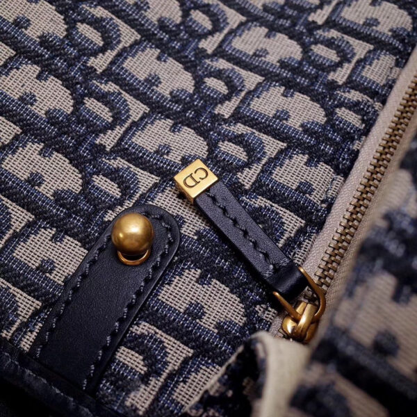 b34e16fe75bd5ea25803ec56ead56fdf حقيبة Dior Dioraddict بغطاء بلون أزرق Oblique كانفاس