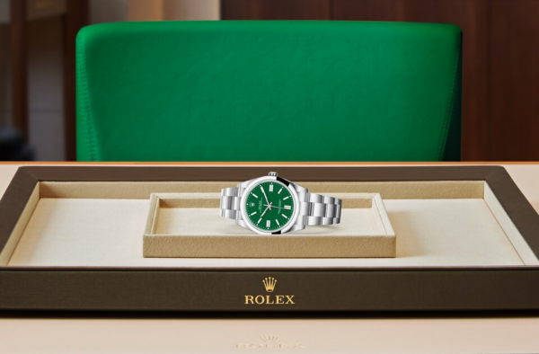 Rolex Oyster Perpetual 41-M124300 0005: A Timeless Accessory for Any Outfit