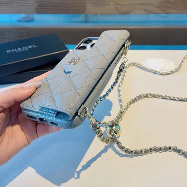 b6080d0b3ccc05d2539496842ea86bab550a4a7d443ac62a059af6cb70a73632 Chanel Style Quilted Leather Flip Card Holder Phone Case With Gold Chain Crossbody Strap