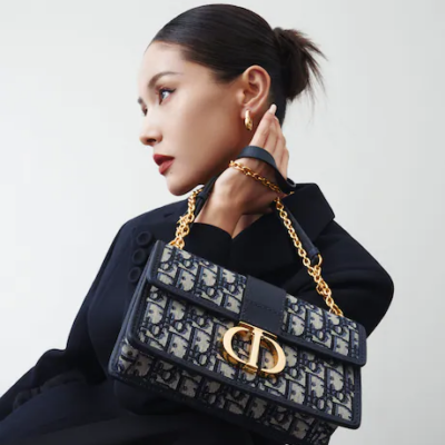 حقيبة ديور 30 MONTAIGNE EAST-WEST Oblique Jacquard باللون الأزرق بسلسلة