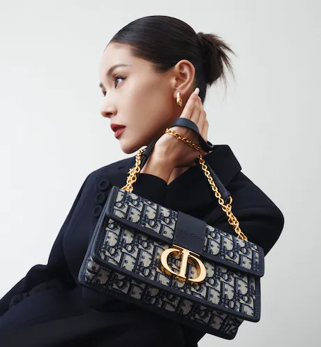 حقيبة ديور 30 MONTAIGNE EAST-WEST Oblique Jacquard باللون الأزرق بسلسلة
