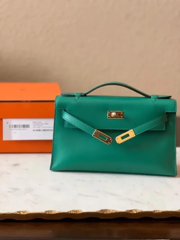 حقيبة هيرميس Kelly Pochette Vert Vertigo من جلد سويفت مع إكسسوارات معدنية ذهبية
