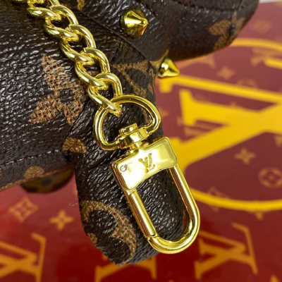 路易威登 Dog Charm Keychain Add WhatsApp claim your freebies 包