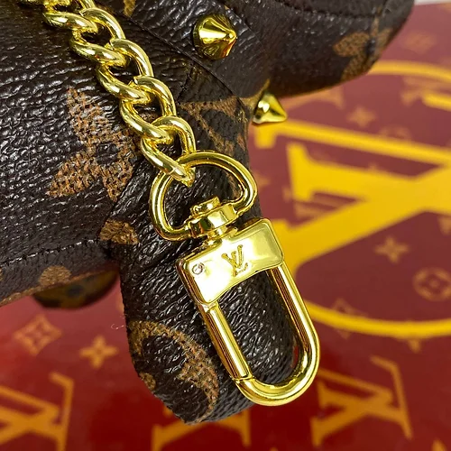 路易威登 Dog Charm Keychain Add WhatsApp claim your freebies 包