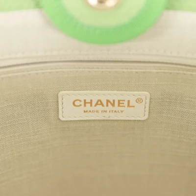 c6e0a9c07069b77b04f1abb1f086e6ca حقيبة شانيل Deauville Shopping Boucle Light صغيرة باللون الأخضر مع إكسسوارات معدنية ذهبية