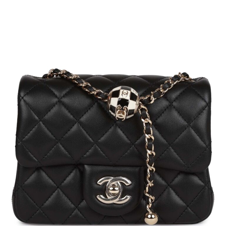 CHANEL Perlen Crush Square Flap Light Mini Tasche aus Lammleder in Schwarz mit goldfarbenen Metallbeschlägen