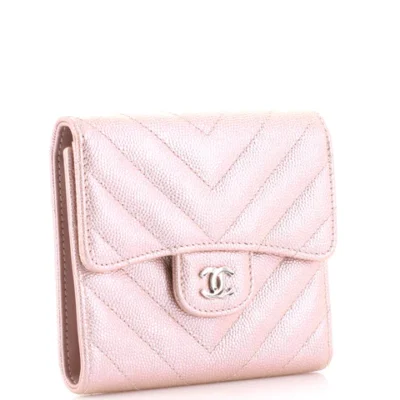 c9979033daaa48b39b1f4ddcf202da6f محفظة شانيل CC Compact بغطاء Chevron من جلد كافيار بتصميم كلاسيكي