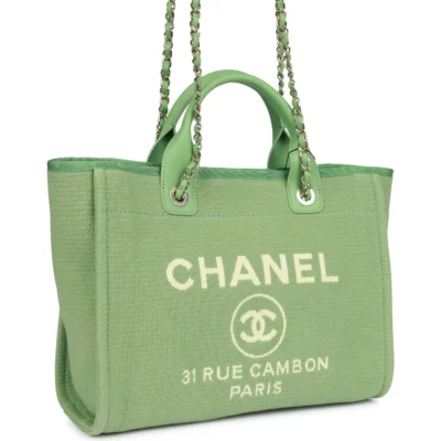 cb96f70b8a7c5da83b8dcc48a469be64 حقيبة شانيل Deauville Shopping Boucle Light صغيرة باللون الأخضر مع إكسسوارات معدنية ذهبية