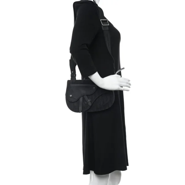 d939a226f2aaa59b3852d6ce10c4dc2c CHRISTIAN DIOR Oblique Saddle Messenger Bag Blue Black
