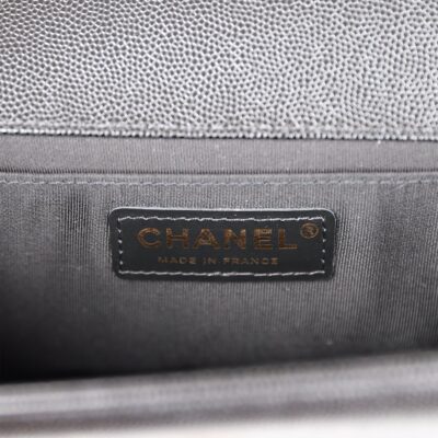 حقيبة متوسطة Chanel Boy أسود كافيار عتيق إكسسوارات معدنية ذهبية
